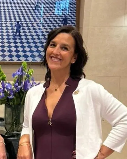 Retrato de Cecilia Schifini, sonriente, con saco blanco