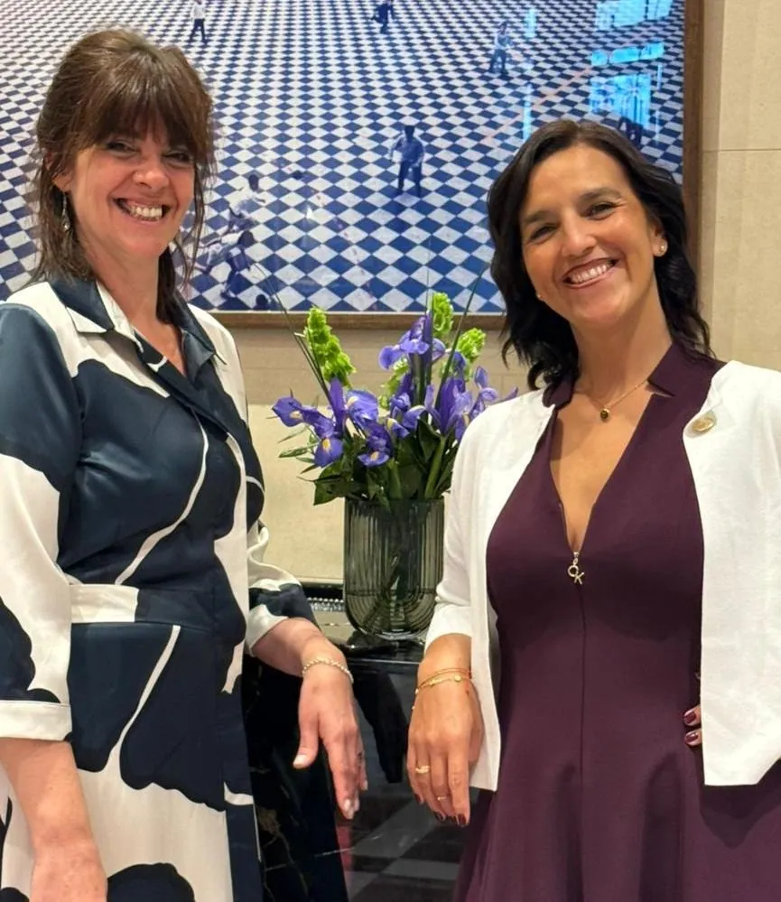 Mariana Rey y Cecilia Schifini juntas, sonriendo