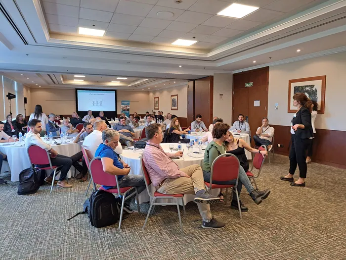 Salón lleno de participantes durante un taller de Confluir